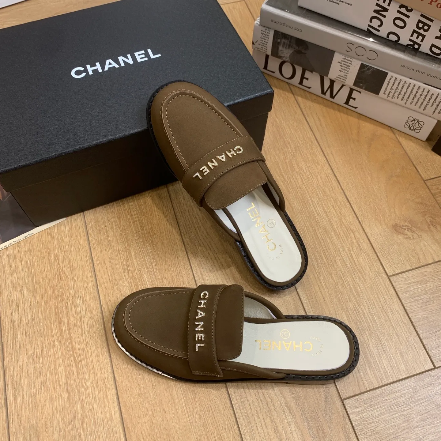 👟👟Ex-factory price 600👟👟 🍀2025 spring and summer new Chanel Chanel small diamond buckle monogram Loaf lazy half-slippers, which can be worn all year round. No matter when you wear them, they are very high-end and durable. You can attract attention when shopping on the street! Easily travel between commuting and leisure occasions, becoming a carefree fashionable and elegant woman ~ Upper: cowhide/butter Lining: lambskin Sole: Italian genuine leather outsole Size: 35-39 (40/41 customized, non-refundable and non-exchangeable